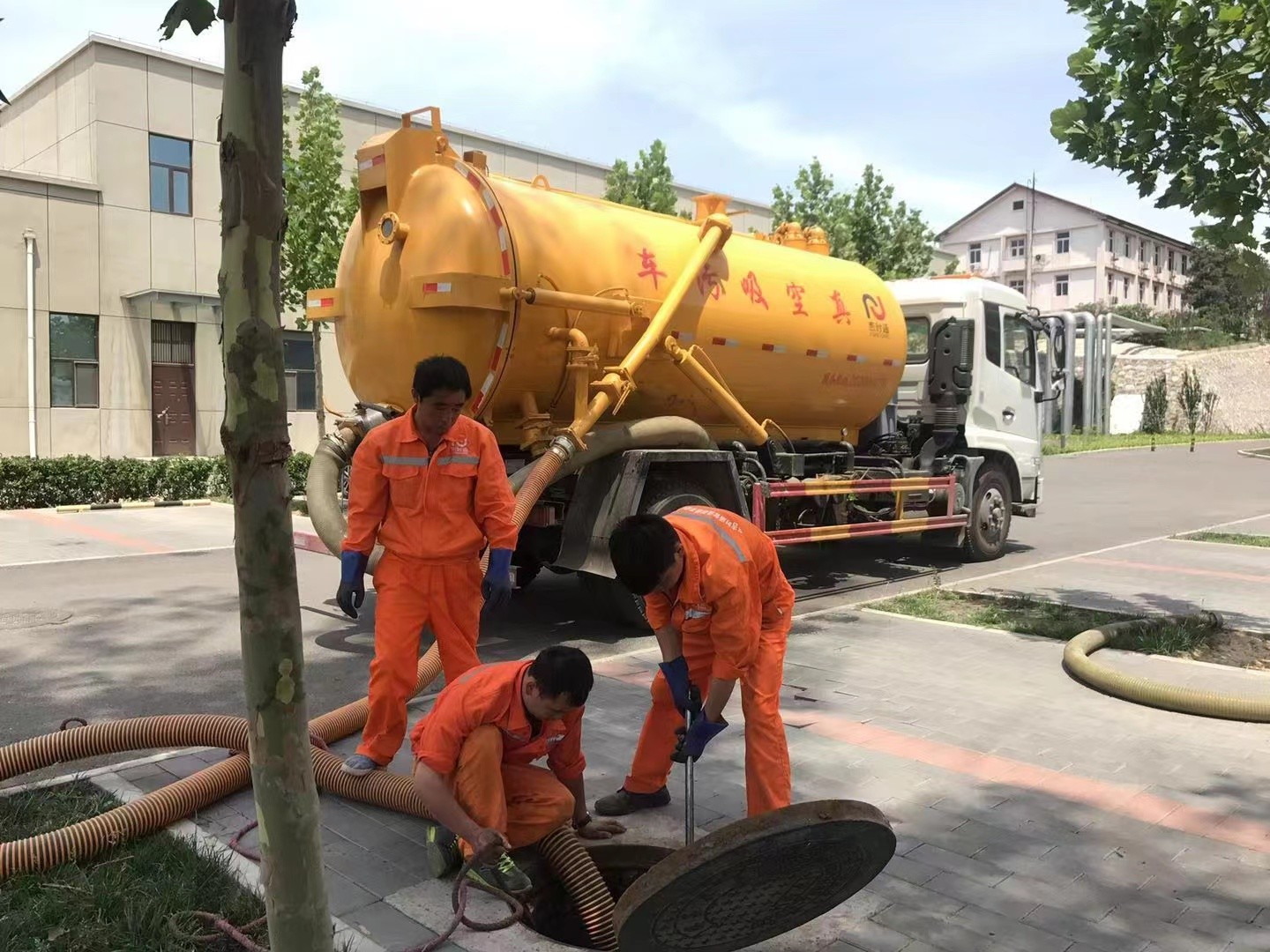 南和管道疏通车停在窨井附近